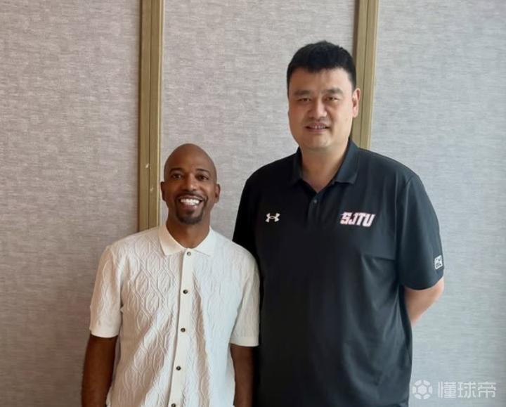 “面具侠”汉密尔顿感谢姚明的热情款待