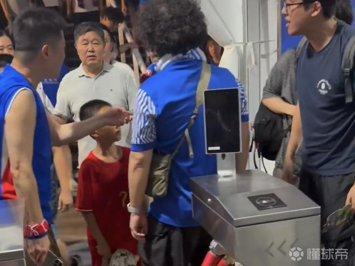 徐汇警方通报：三名男子因辱骂身着非主场队服男童父亲被拘留